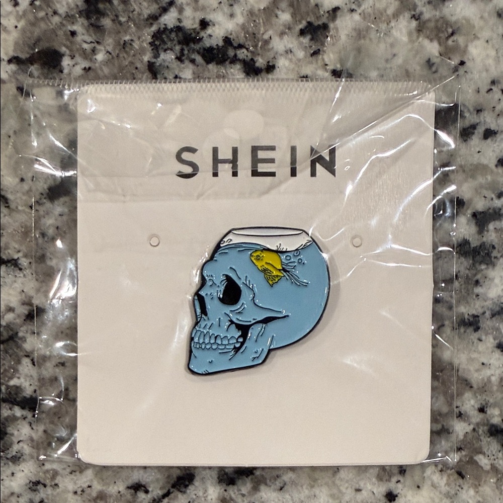 SHEIN Blue Skull Brooch with Yellow Fish Detail